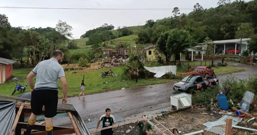 Cidade de Rio Bonito do Iguaçu após a passagem do tornado